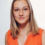 Lena Salewski. Frau mit mittellangen, glatten, blonden Haaren und einer Brille. Lena Salewski. Frau mit mittellangen, glatten, blonden Haaren und einer Brille.